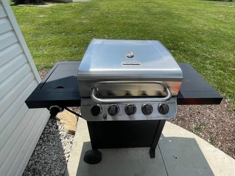 Enjoy outdoor cooking with this convenient grill, perfect for BBQs and gatherings perfect for your fall getaway with your friends and family.