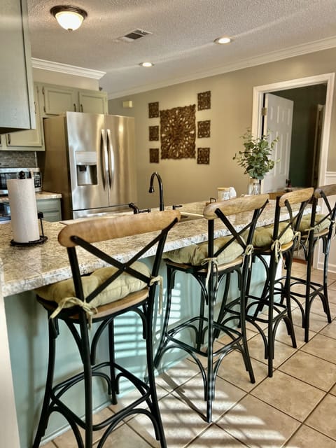 Bar area for Breakfast or Entertainment