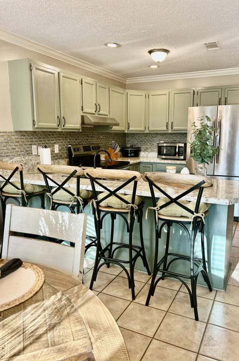 Breakfast Dining Area and Bar area- Kitchen & dining area has an open floor plan