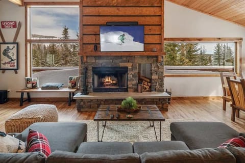 Custom, private, luxury home on Schweitzer Mountain.