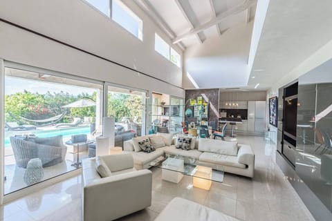 Villa near Cannes city center with swimming pool