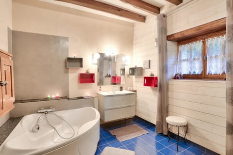 Bath tub