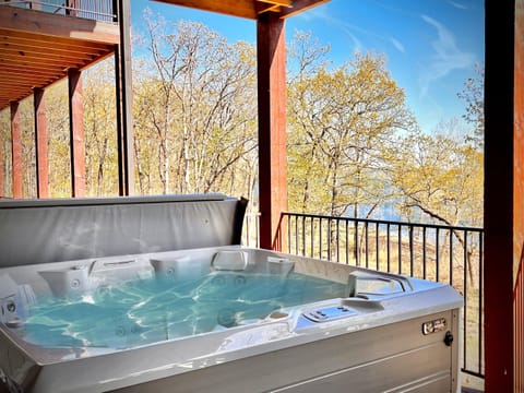 The Roberta's private hot tub on the lower deck! What a great spring view!