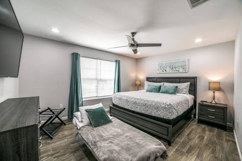 Master Bedroom With Roll A Way Twin bed