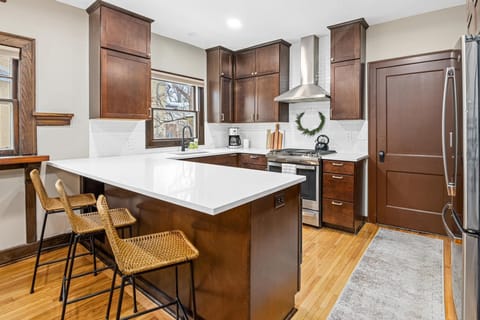 [Kitchen] Newly renovated with dishwasher for easy clean up.