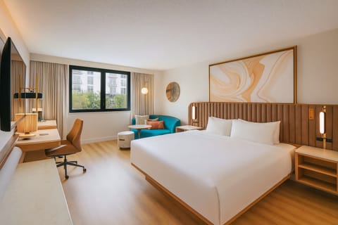1 King bed. Exact unit will be assigned upon arrival. Views, colors and decor may vary.