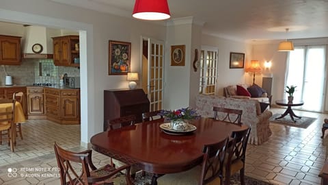 Lounge / diner leading into kitchen