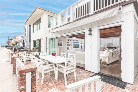 Bask in the sunshine all day long on the front patio, with dining table and only 2 short block from the beach.
                