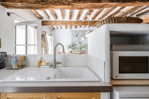 Modern, fully equipped kitchen for your convenience