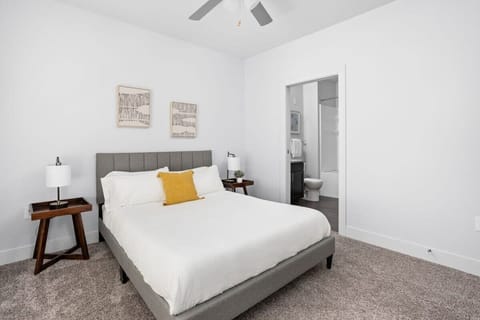 CozySuites Modern 2BR/2BA, Nora Indianapolis