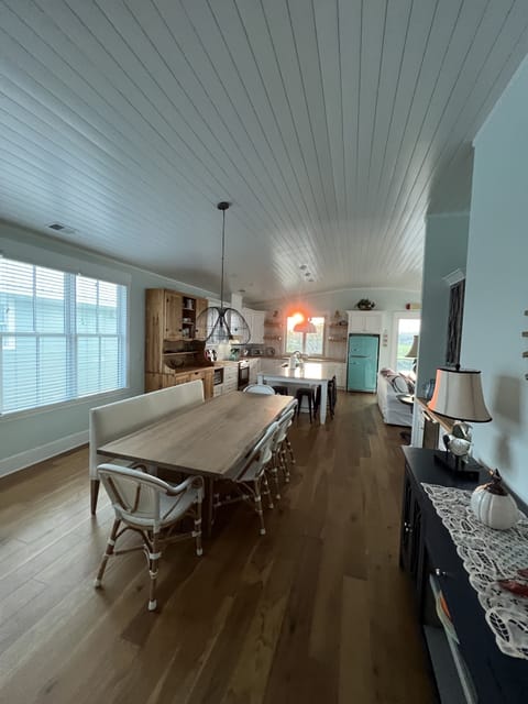 Formal dining 8 seats (additional seating at kitchen island)