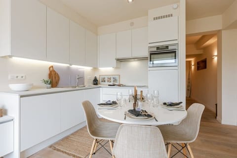 Open kitchen and diningarea