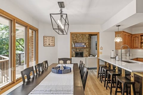 Kitchen + dining room seat 20+