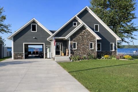 Water's Edge — Lakefront Cabin in Curtis, MI