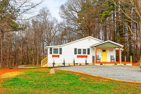 Three Bedroom/2 Bath Huntersville Home!