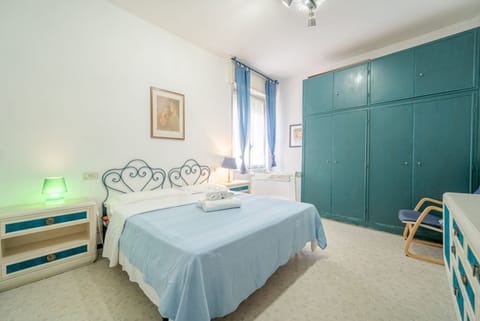 Cozy apartment is located in a strategic position to visit the renowned Ligurian Riviera, suitable for families or groups of friends. Convenient for visiting the nearby towns of the Gulf of Tigullio, such as Chiavari, Santa Margherita and Portofino up to Apartment in Lavagna