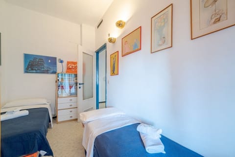 Cozy apartment is located in a strategic position to visit the renowned Ligurian Riviera, suitable for families or groups of friends. Convenient for visiting the nearby towns of the Gulf of Tigullio, such as Chiavari, Santa Margherita and Portofino up to Apartment in Lavagna