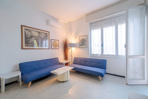 Cozy apartment is located in a strategic position to visit the renowned Ligurian Riviera, suitable for families or groups of friends. Convenient for visiting the nearby towns of the Gulf of Tigullio, such as Chiavari, Santa Margherita and Portofino up to Apartment in Lavagna