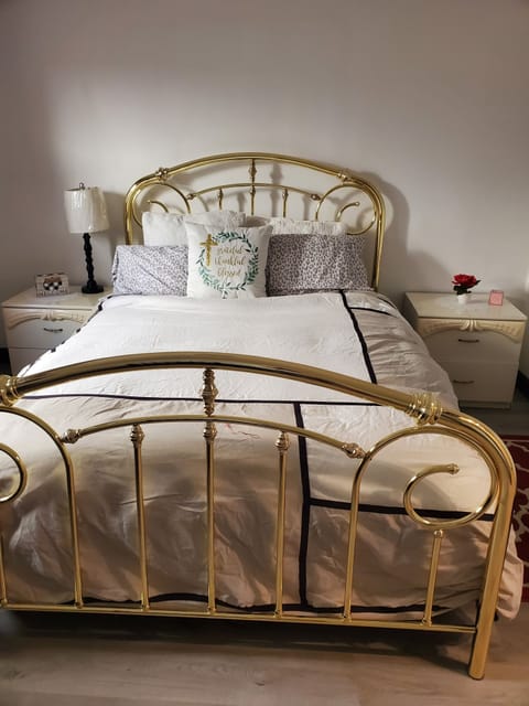 comfortable queen size bed
