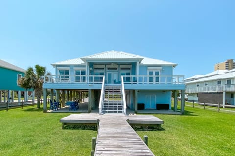 Located directly on Little Lagoon