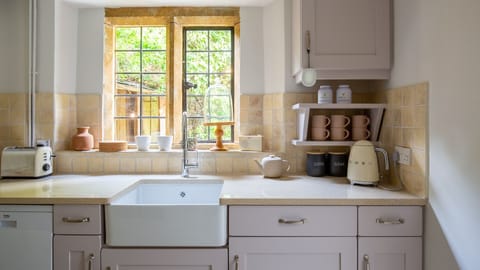 Kitchen, Thatch on the Green, Bolthole Retreats