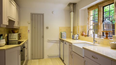Kitchen, Thatch on the Green, Bolthole Retreats