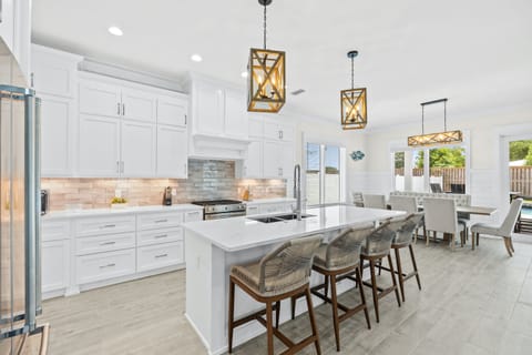 Kitchen with Breakfast Bar