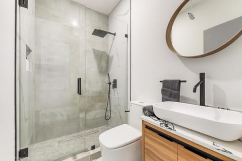 Experience the trending blend of comfort and style in our luxurious bathroom