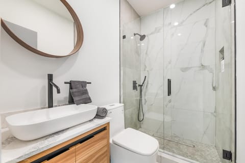 Experience the trending blend of comfort and style in our luxurious bathroom