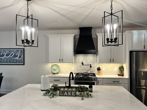 Fully-equipped kitchen with gas stove, warming drawer and HUGE island