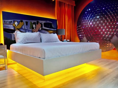 Epcot King bedroom with 55” smart TV and en suite bathroom (1)