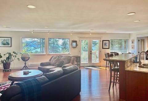 Seamless living to kitchen areas for ultimate family time. 