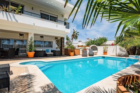 Enjoy the sun and the freshwater, while you relax in your free time in this fantastic swimming pool #airbnb #airbnbalgarve #portugal #pt #algarve