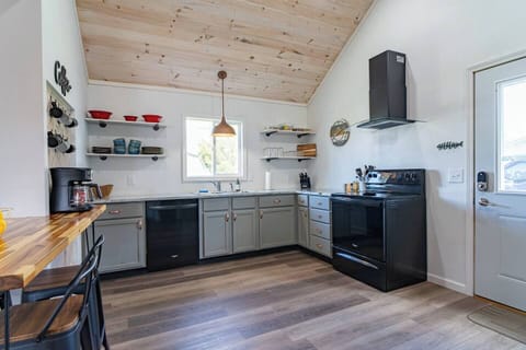 Great kitchen with all of the cooking basics just waiting for you!