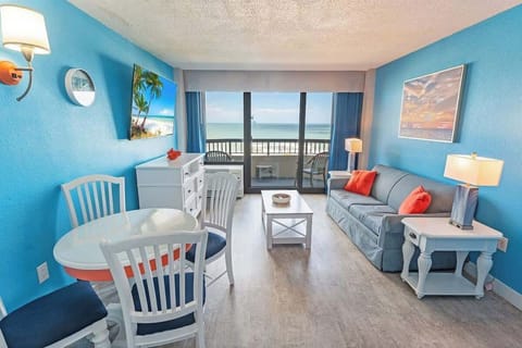 Amazing Living Room, Beautifully Decorated with Stunning Views🌊☀️
