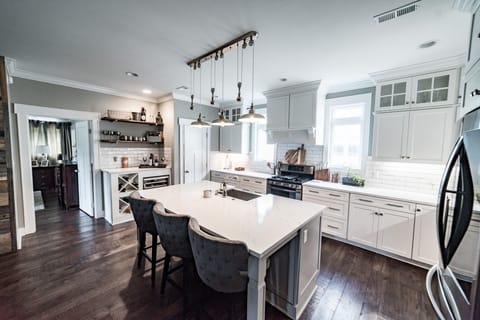 Full kitchen with wine bar and coffee bar - dishwasher, microwave