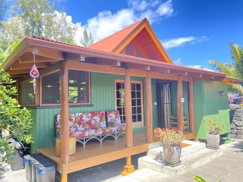 Bright and quaint home in lovely Puna neighborhood
