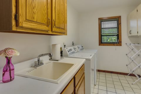 Laundry | Iron/Board