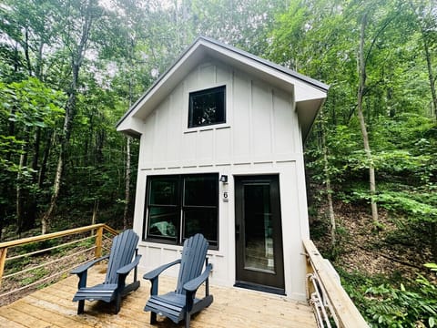 Luxury treehouse with forest views, perfect for a romantic getaway or adventure in nature. Includes a private deck and access to hiking trails.