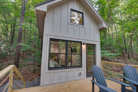 Luxury treehouse with forest views, perfect for a romantic getaway or adventure in nature. Includes a private deck and access to hiking trails.