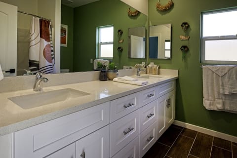 Bathroom (Primary) 