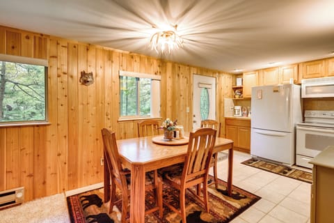 Dining Area | Dishware & Flatware Provided