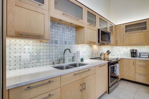 Kitchen | Equipped w/ Cooking Basics