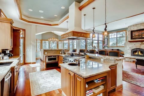 Kitchen equipped with six-burner gas range