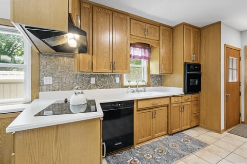 Come and immerse yourself in the world of modern culinary luxury, where every moment spent in our kitchen is a celebration of taste, style, and togetherness.