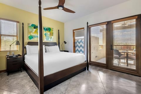Spacious bedroom w/ King Bed