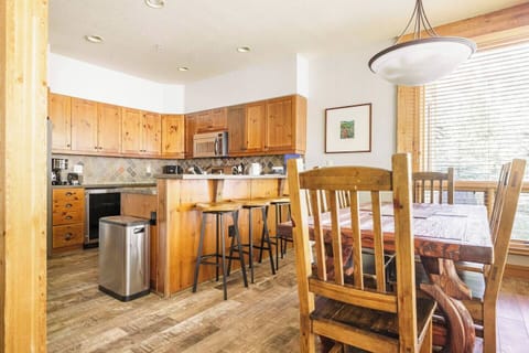 Dining table seats 6, bar area seats 4 and kitchen