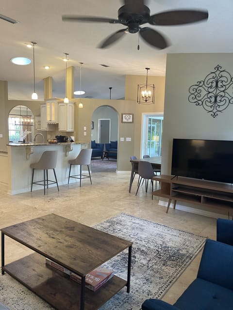 second sitting area with cable tv