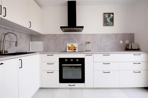 Another picture of the modern and fully equipped kitchen