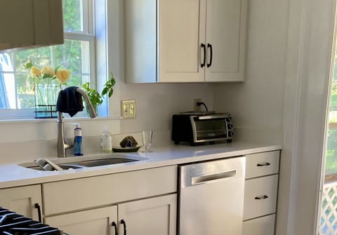 Newly remodeled, fully equipped kitchen